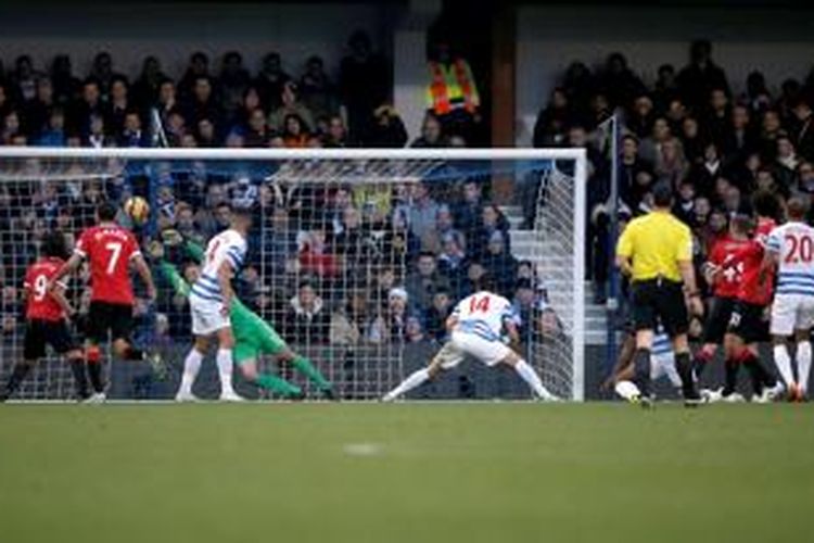 Gelandang Manchester United, Maroune Fellaini, mencetak gol ke gawang Queens Park Rangers, Sabtu (17/1/2015). 
