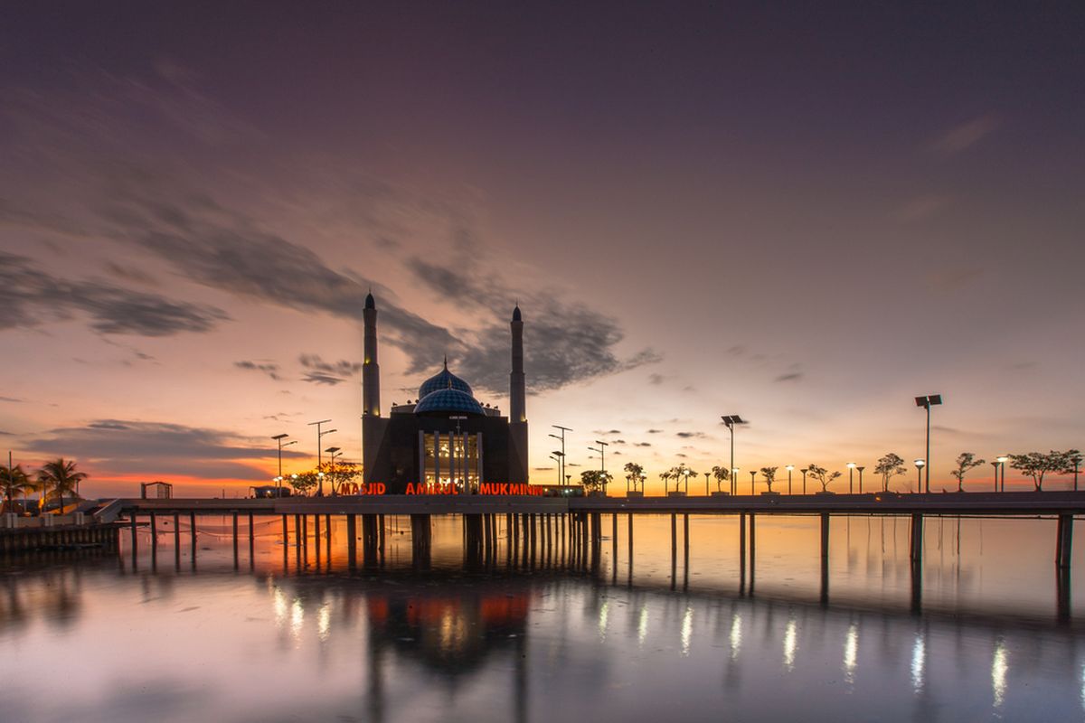 Masjid terapung Amirul Mukminin di Pantai Losari, Makassar, Sulawesi Selatan