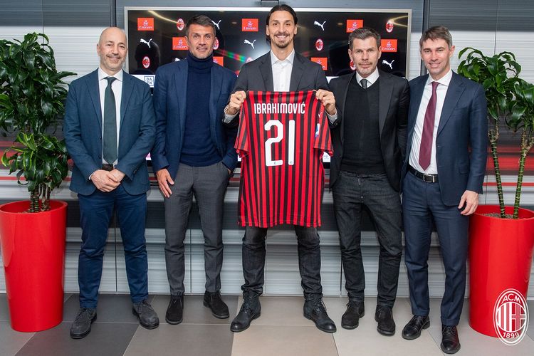 Striker AC Milan, Zlatan Ibrahimovic, memamerkan jersey bernomor 21 diapit oleh dua direktur Rossoneri, Paolo Maldini dan Zvonimir Boban di Milanello, Milan, pada Kamis (2/1/2020).