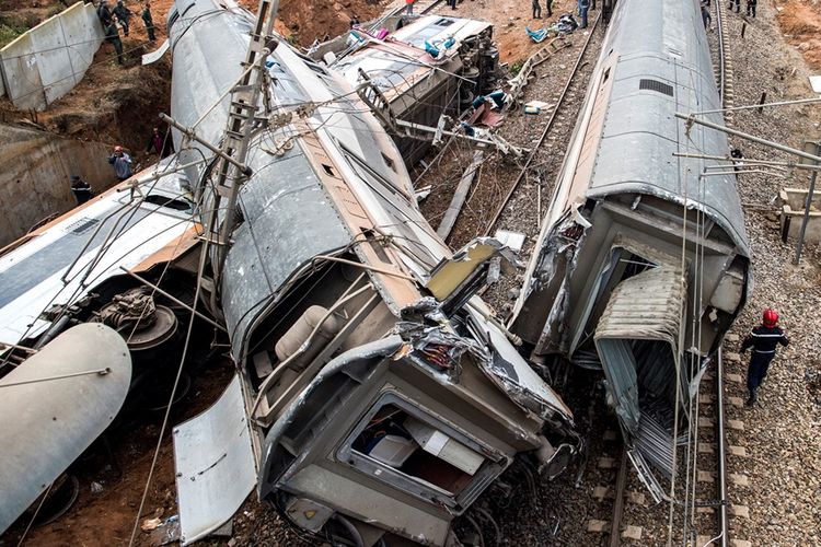 Kondisi gerbong kereta api yang keluar jalur dalam kecelakaan di Maroko, Selasa (16/10/2018).
