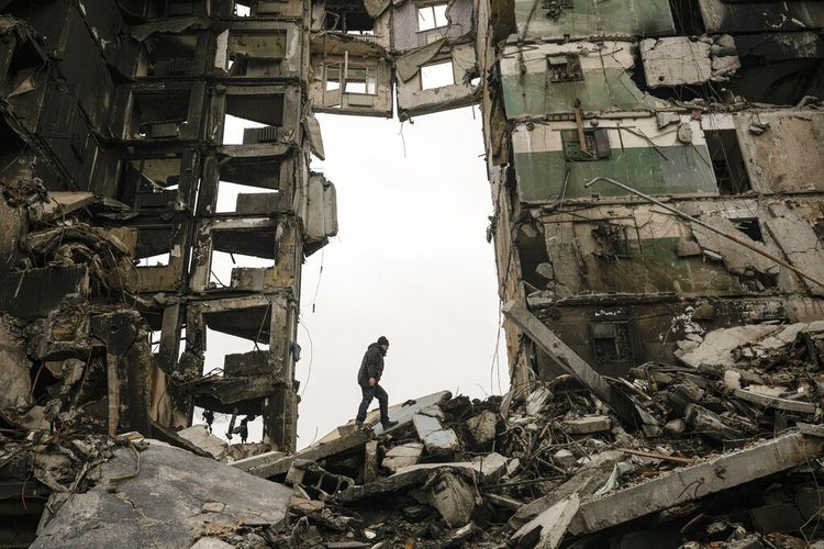 Seorang warga mencari barang-barang di sebuah gedung apartemen yang hancur selama pertempuran antara pasukan Ukraina dan Rusia di Borodyanka, Ukraina, Selasa, 5 April 2022. 