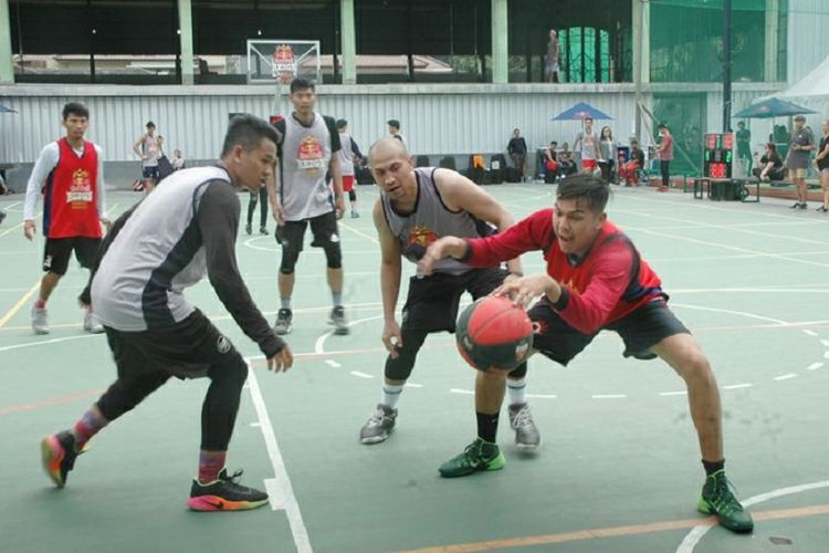 Pertandingan bola basket 3-on-3 Red Bull Reign Indonesia yang berlangsung di Lapangan Pati Unus, Jakarta. 