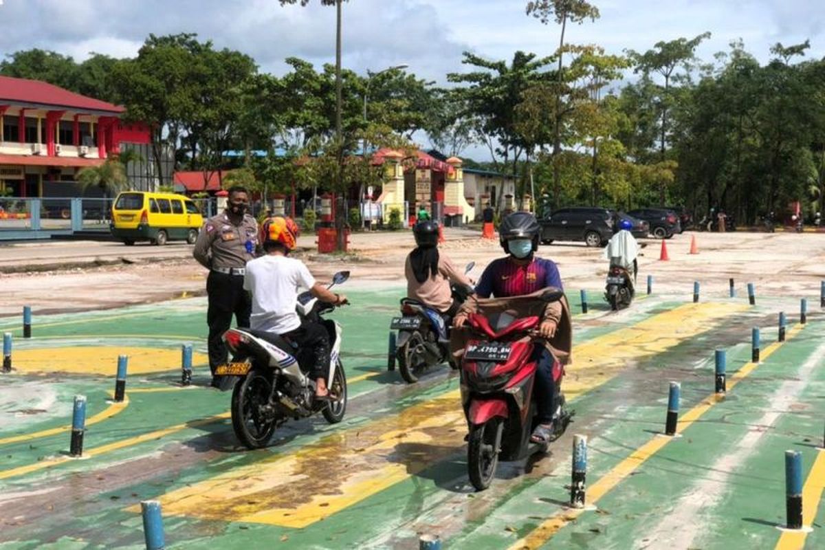 Beberapa warga melakukan bimbingan belajar pembuatan SIM di Polresta Barelang.