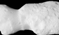 Wahana Lucy Ungkap Foto Dekat Asteroid Unik Berbentuk Kacang