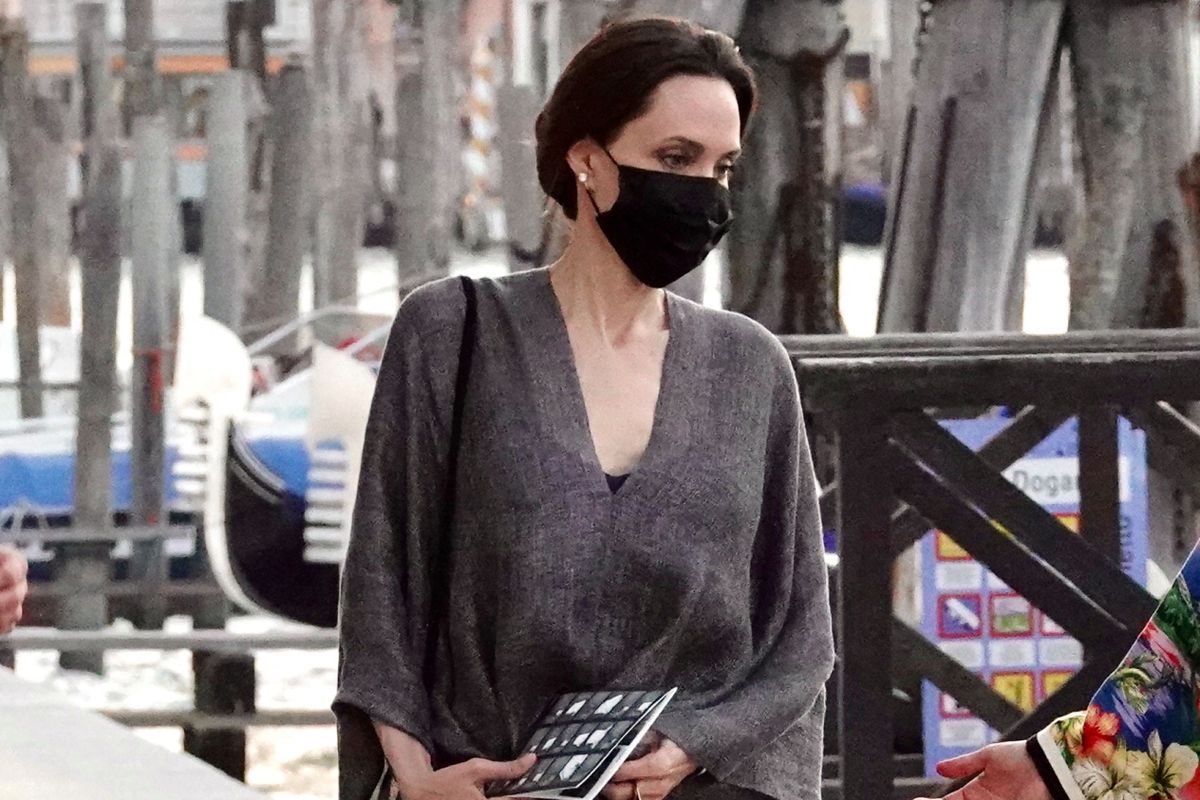 Aktris Angelina Jolie dalam kunjungannya ke Venice, Italia.