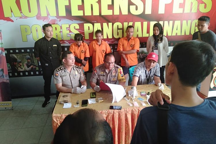 Tiga terduga pengedar sabu, dua di antaranya perempuan diamankan polisi di Pangkal Pinang, Selasa (25/6/2019).