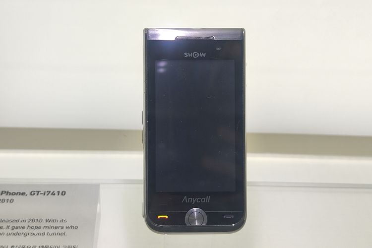 Samsung GT-i7410, ponsel pertama Samsung dari seri Anycall yang datang dengan desain yang jauh lebih modern. Dikarenakan perangkat memiliki layar utama berukuran besar, seperti kebanyakan Android di masa kini