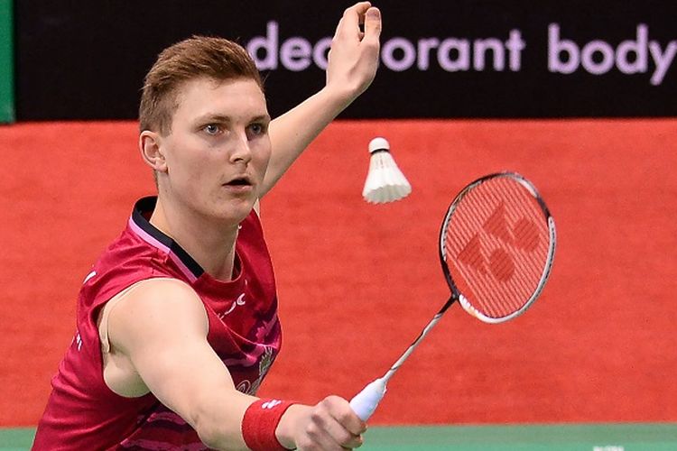 Pemain tunggal putra Denmark, Viktor Axelsen, mengembalikan kok dari pemain Hong Kong, Angus Ng Ka-long, pada laga India Terbuka 2017 di New Delhi, 1 April 2017.