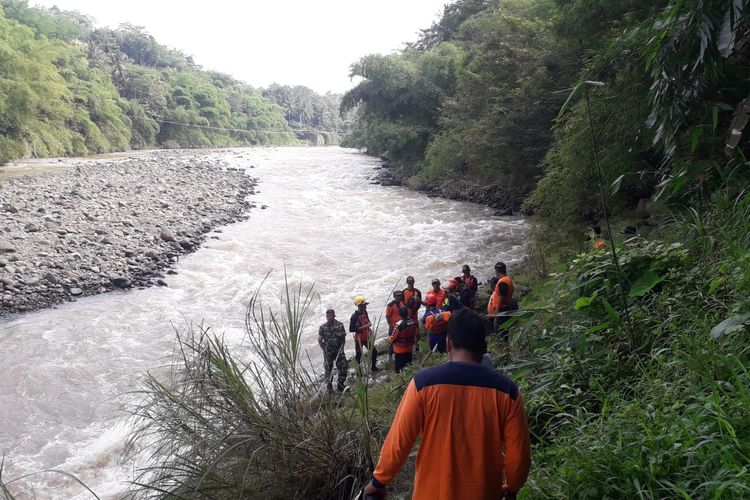 Dok BPBD Kabupaten Purworejo : keluarga dibantu BPBD sedang melakukan pencarian korban dengan menyusui Sungai Bogowonto 