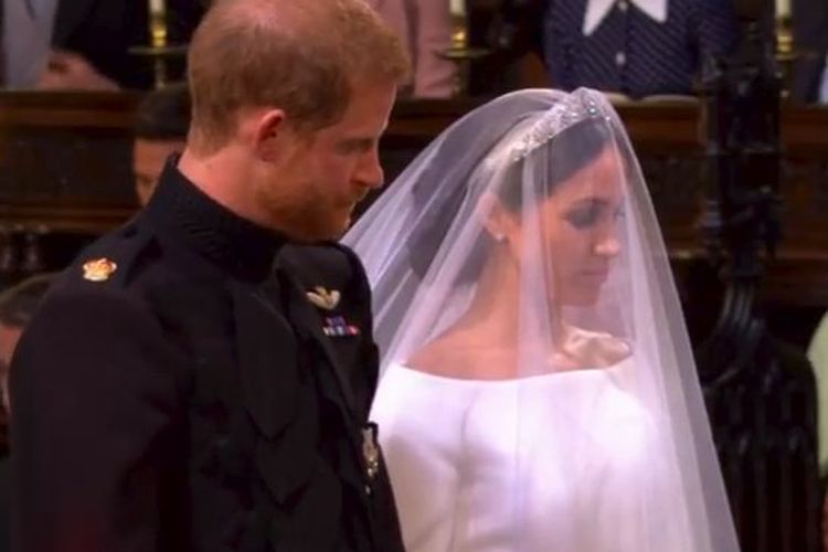 Pangeran Harry dan Meghan Markle di  St. George's Chapel saat menjalani pemberkatan nikah. Di acara ini Meghan mengenakan sepasang anting-anting, yang kemudian dipakai kembali dalam kunjungan resmi mereka ke New York, AS, pada Kamis (18/8/2022).