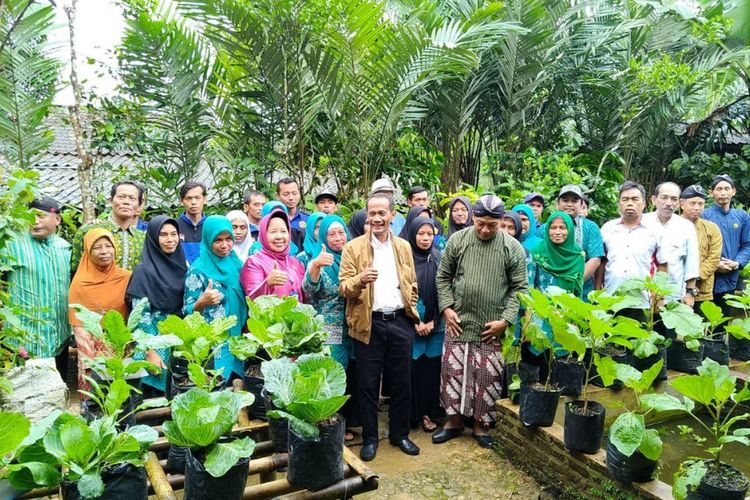 Kepala Badan Ketahanan Pangan Kementerian Pertanian Agung Hendriadi (di depan berjaket) di tengah tengah Kelompok Wanita Tani (KWT) Seruni Menoreh Indah, Kulon Progo, Yogyakarta. KWT juga membuat 40 jenis produk olahan makanan yang sudah masuk ke toko berjejaring yakni Tomira.