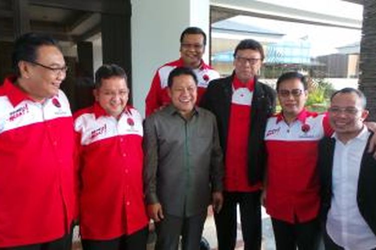 Ketua Umum Partai Kebangkitan Bangsa Muhaimin Iskandar saay bertemu dengan Sekjen DPP PDI-P Tjahjo Kumolo di Bandara Halim Perdanakusuma, Jakarta, Jumat (28/3/2014).