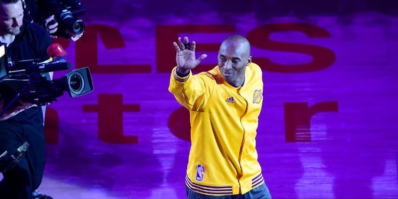 Kobe Bryant menyapa para penggemar pada laga terakhirnya di panggung NBA, 13 April 2016. 