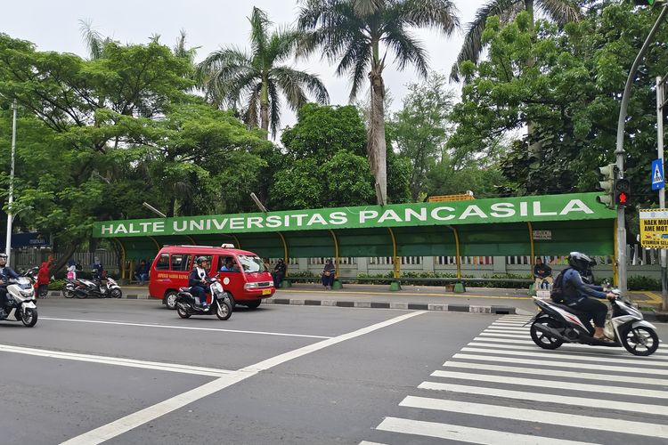 Halte Universitas Pancasila, halte terdekat dari Danau Setu Babakan, Jagakarsa, Jakarta Selatan, Jumat (29/12/2023). 