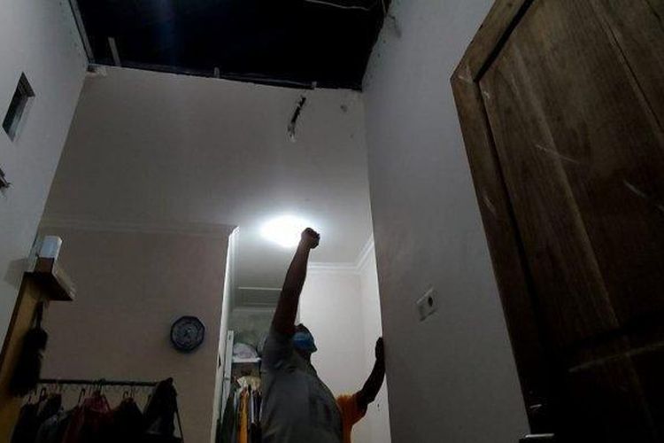 Warga menunjukkan plafon yang rusak usai insiden jatuhnya atlet paralayang, Yazid Khairil Aziz (32),  di atap rumahnya, Desa Gedong, Kecamatan Banyubiru, Kabupaten Semarang, Jawa Tengah, Jumat (1/4/2022). Akibat kejadian ini, Yazid meninggal dunia.