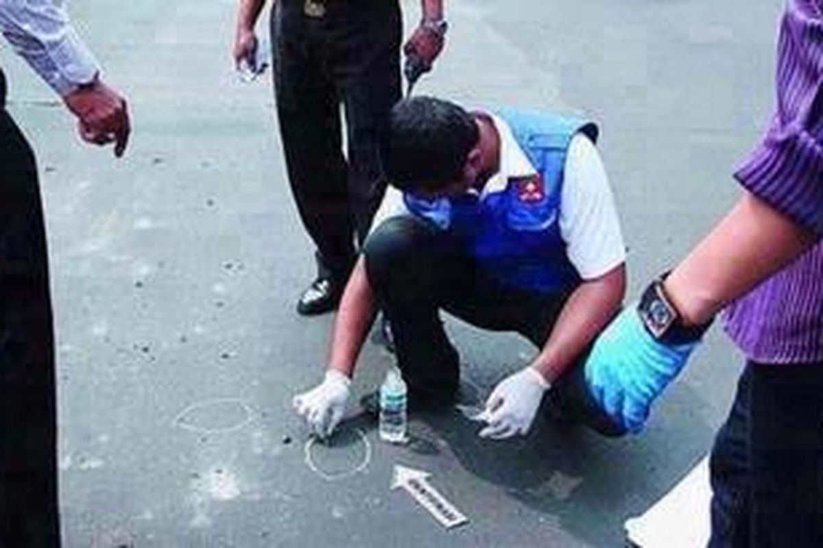 Polisi memeriksa tetesan darah di lokasi tawuran antara siswa SMA Negeri 70 dan SMA Negeri 6, Bulungan, Jakarta Selatan, Senin (24/9). Tawuran yang melibatkan puluhan siswa itu mengakibatkan Alawy Yusianto Putra, siswa SMA Negeri 6, tewas.