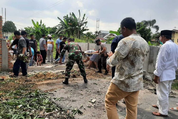 Pembongkaran tembok penutup jalan yang dibuat oleh Nur Sayuti di Kelurahan Perhentian Marpoyan, Kecamatan Marpoyan Damai, Kota Pekanbaru, Riau, Jumat (16/4/2021).