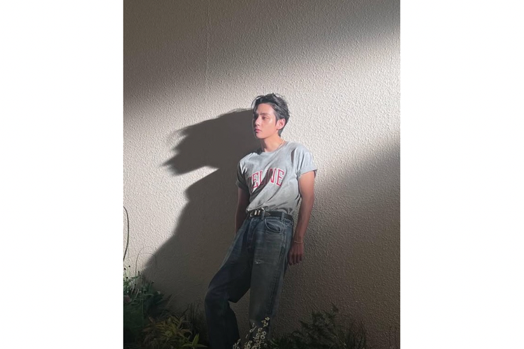 Outfit V BTS untuk inspirasi outfit of the day (OOTD).