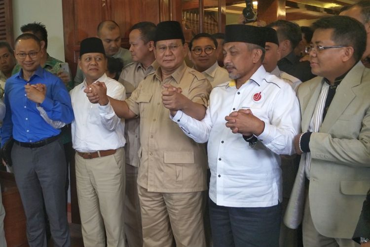 Ketua Umum Partai Gerindra Prabowo Subianto pasangan Mayjen TNI (Purn) Sudrajat dan Ahmad Syaikhu seusai pertemuan di kediaman pribadinya, Jalan Kertanegara, Kebayoran, Jakarta Selatan, Kamis (1/3/2018).