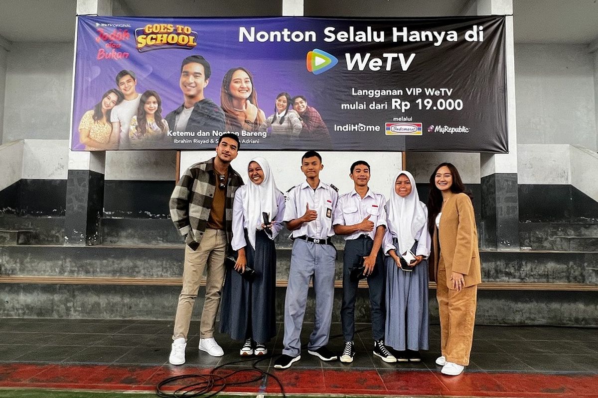 Pemeran ?Jodoh atau Bukan? dari series WeTV Original Salshabilla Adriani dan Ibrahim Risyad saat memberikan sosialisasi tentang ekosistem industri digital kepada lebih dari 1.000 pelajar di SMK Negeri 5 Bandung beberapa waktu lalu. 