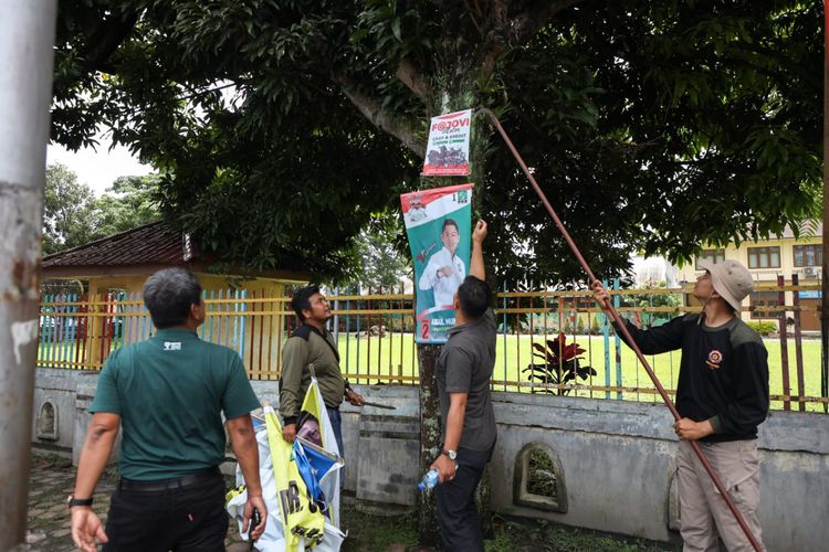 Satpol PP Kota Pematang Siantar menertibkan sejumlah atribut pemilu di pinggir jalan.