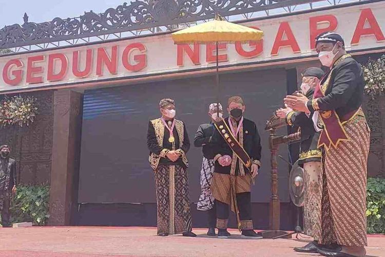 Ketua DPD RI AA La Nyalla Mattalitti membuka secara langsung Festival Adat Kerajaan Nusantara (FAKN) 1 di Keraton Sumedang Larang, Rabu (29/9/2021). AAM AMINULLAH/KOMPAS.com