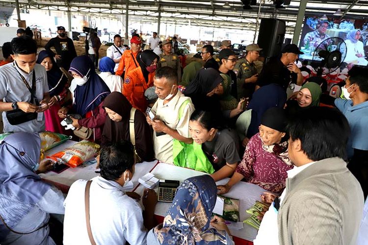 Wali Kota Surabaya Eri Cahyadi melakukan operasi pasar untuk mengantisipasi laju inflasi di Kota Surabaya