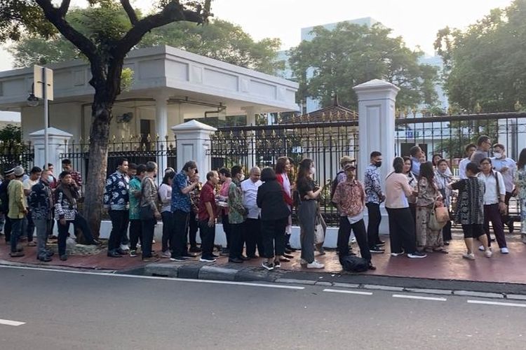 Sejumlah warga menganteri di depan pintu Gerbang Istana Merdeka yang berlokasi di Jalan Majapahit, Jakarta Pusat, Rabu (10/4/2024).