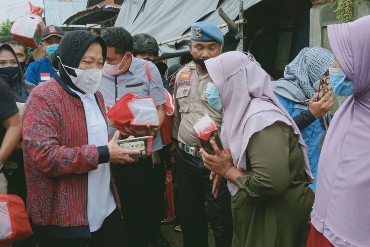 Menteri Sosial (Mensos), Tri Rismaharini mengunjungi korban banjir di Kabupaten Bima, NTB, Senin (5/4/2021). Dalam kunjungan itu, Risma juga menyalurkan bantuan logistik untuk warga terdampak