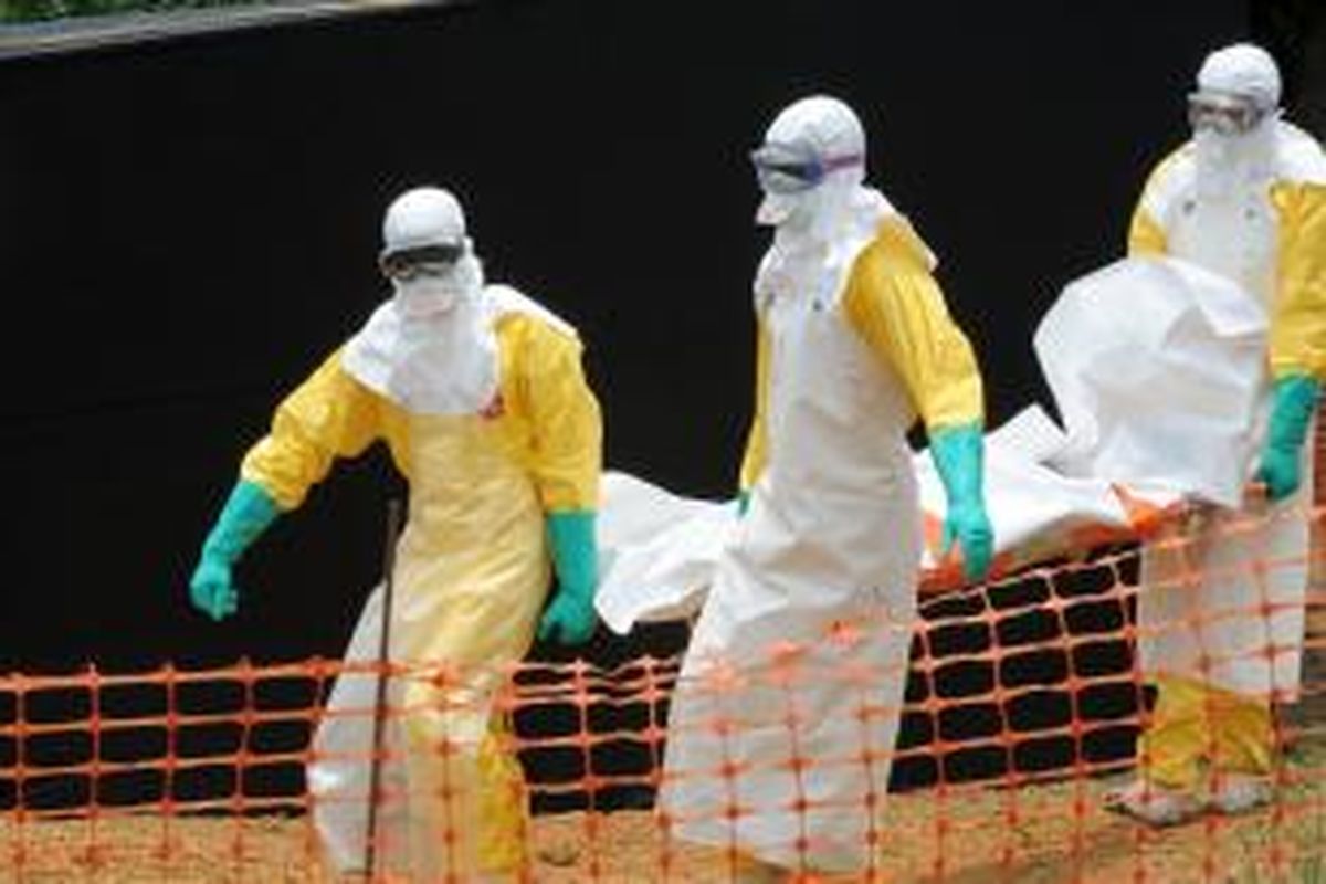 Para dokter dari organisasi Medecin Sans Frontier (MSF) mengangkut jasad seseorang yang meninggal dunia akibat ebola di Guekedou, Guinea pada 1 April 2014.