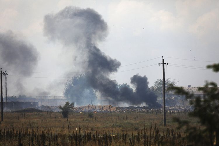 Asap mengepul di atas lokasi ledakan di gudang amunisi tentara Rusia di dekat desa Mayskoye, Krimea, Selasa, 16 Agustus 2022. 