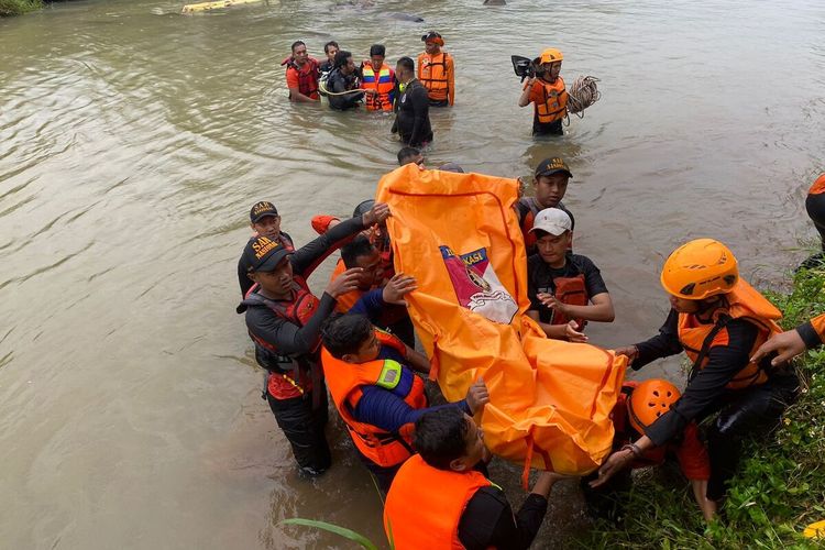 Tim SAR gabungan melakukan pencarian di Sungai Siori, Kota Semarang