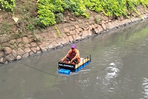 Petugas PPSU Bangka Buat Perahu Rakitan dari Barang Bekas untuk Evakuasi Korban Banjir