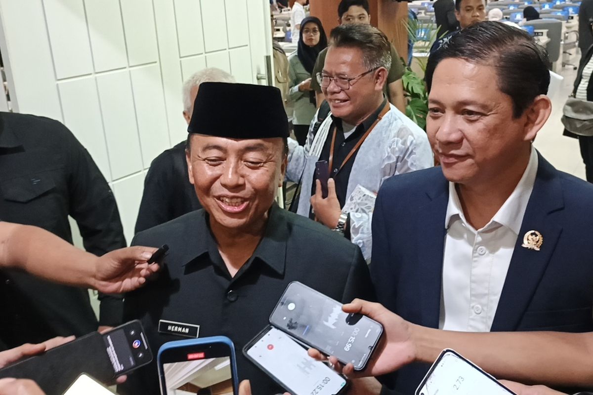 Sekda Jabar Herman Suryatman setelah kegiatan Sidang Paripurna di Gedung DPRD Jawa Barat, Jalan Diponegoro, Kota Bandung, Selasa (1/7/2025).