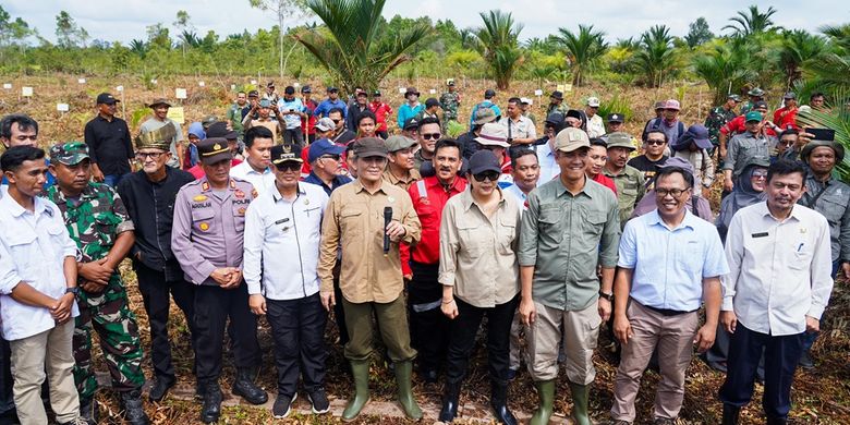 Kepala BRGM, Dirjen PSLB3 Kementerian LHK, Plt Kepala Dinas LHK Provinsi Riau melakukan penanaman bibit sagu bersama masyarakat.
