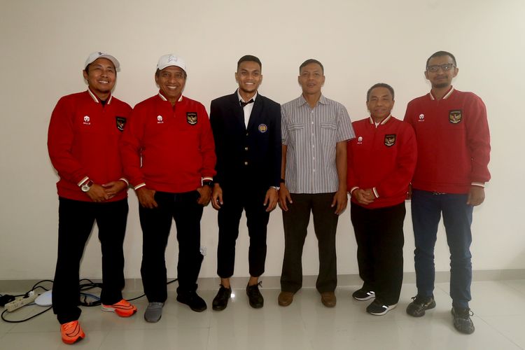 Pemain Persib Bandung Rachmat Irianto dan ayahnya Bejo Sugiantoro (tengah) foto bersama seusai menjalankan ujian skripsi S1 Pendidikan Jasmani Kesehatan dan Rekreasi di Universitas Negeri Surabaya, Selasa (18/4/2023) siang.