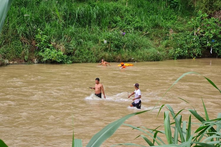 Evakuasi Mayat Pria Berjenggot Putih Ditemukan tergeletak di Sungai Oya, Playen, Gunungkidul, Jumat (18/3/2022)