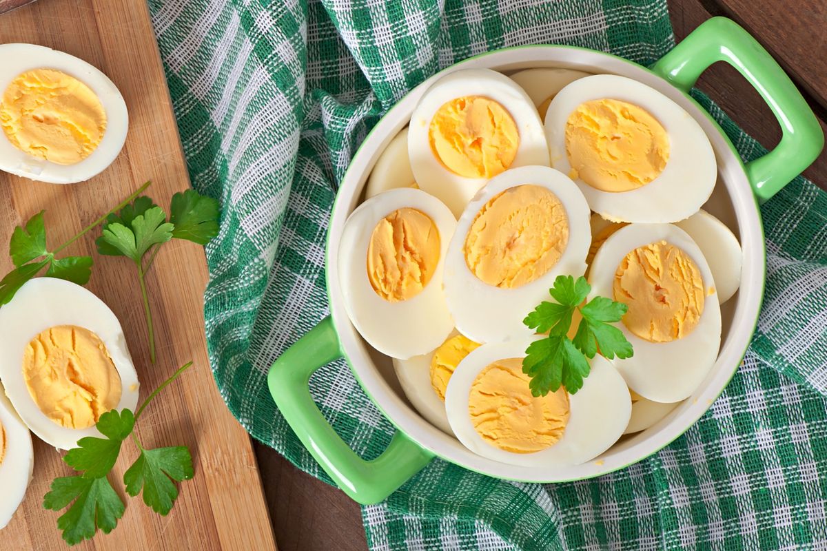 Makanan sumber protein yang dibutuhkan tubuh untuk melawan infeksi salah satunya adalah telur.