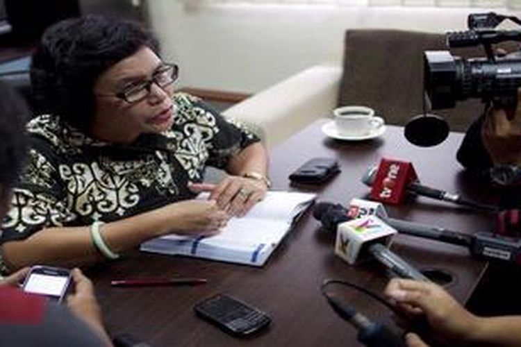 Anggota Lembaga Perlindungan Saksi dan Korban (LPSK), Lili Pintauli Siregar menjawab pertanyaan wartawan seputar keberadaan Susno Duadji di Kantor LPSK, Jakarta, Kamis (25/4/2013). Lembaga Perlindungan Saksi dan Korban menyatakan tidak menghalang-halangi eksekusi terhadap mantan Kepala Badan Reserse dan Kriminal Kepolisian RI Susno Duadji meski saat ini masih dalam perlindungan LPSK. 