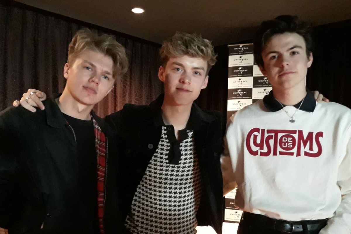 Para personel New Hope Club terdiri dari George Smith (kiri), Reece Bibby (tengah), dan Blake Rochardson (kanan) usai berbincang dengan Kompas.com di Hotel Mandarin Oriental, Jakarta Pusat, Selasa (9/10/2018).