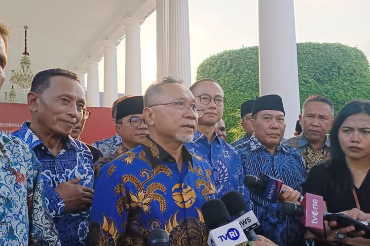 Ketua Umum Partai Amanat Nasional (PAN) Zulkifli Hasan usai bertemu dengan Presiden Joko Widodo di Istana Kepresidenan Jakarta, Jumat (10/5/2024) sore. 