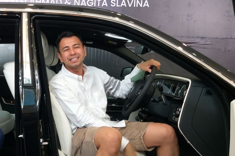 Presenter Raffi Ahmad menjajal mobil Rolls Rolls Royce Phantom yang ia beli dari pengusaha Rudy Salim, di kawasan Pluit, Jakarta Utara, Minggu (19/6/2022).