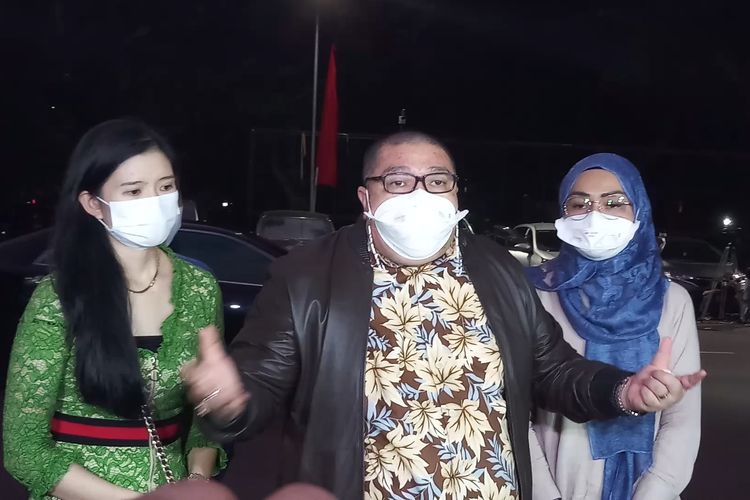 Pengacara Razman Effendi dan istri Richard Lee, Reni Effendi (kiri), saat ditemui di Polda Metro Jaya, Kamis (12/8/2021). 
