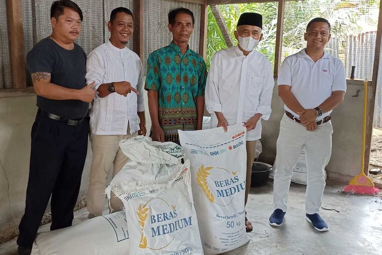 Mantan Gubernur Riau yang juga anggota DPR RI, Arsyadjuliandi Rachman (peci hitam) saat memborong beras petani di Kecamatan Sungai Sembilan, Kota Dumai, Riau, Rabu (20/4/2022).