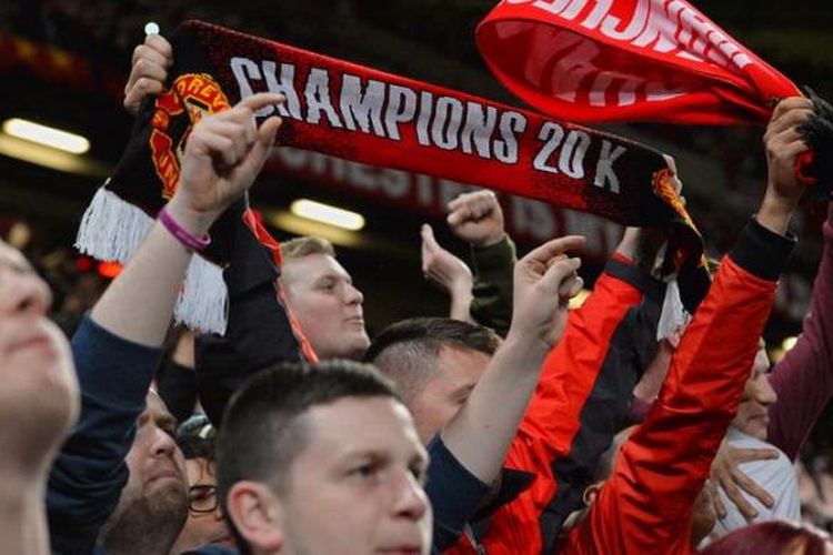 Luapan kegembiraan pendukung Manchester United atas keberhasilan Setan Merah meraih gelar juara Premier League. 