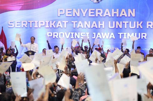 Presiden Jokowi Serahkan 10.323 Sertifikat Tanah Elektronik di Banyuwangi