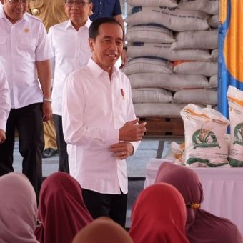 Presiden Joko Widodo menginstruksikan penyaluran beras Bantuan Pangan tahap II dilakukan lebih awal.