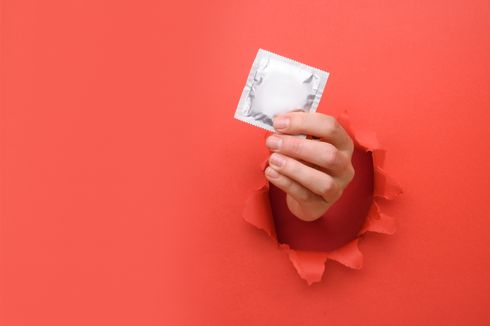 Kondom Bocor saat Berhubungan Seks, Apakah Pasangan Bisa Hamil?