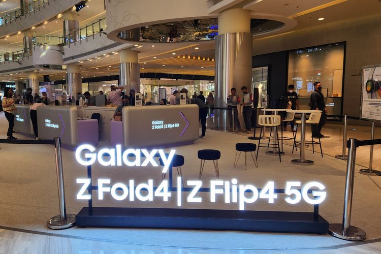 Tulisan Galaxy Z Fold 4 dan Z Flip 4 di Consumer Launch area Laguna Atrium Mal Central Park, Jakarta Barat.