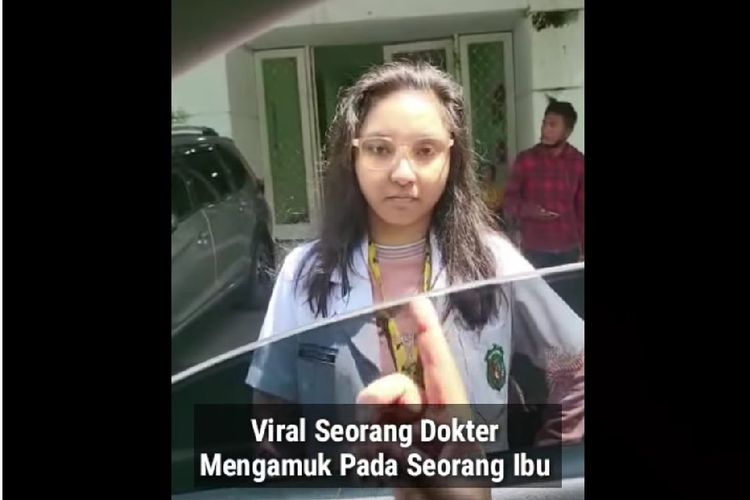 Viral di media sosial sebuah video yang memperlihatkan seorang wanita diduga dokter RSUD Pringadi Medan, Sumut, ribut dengan seorang wanita dan pria yang berada di dalam mobil.